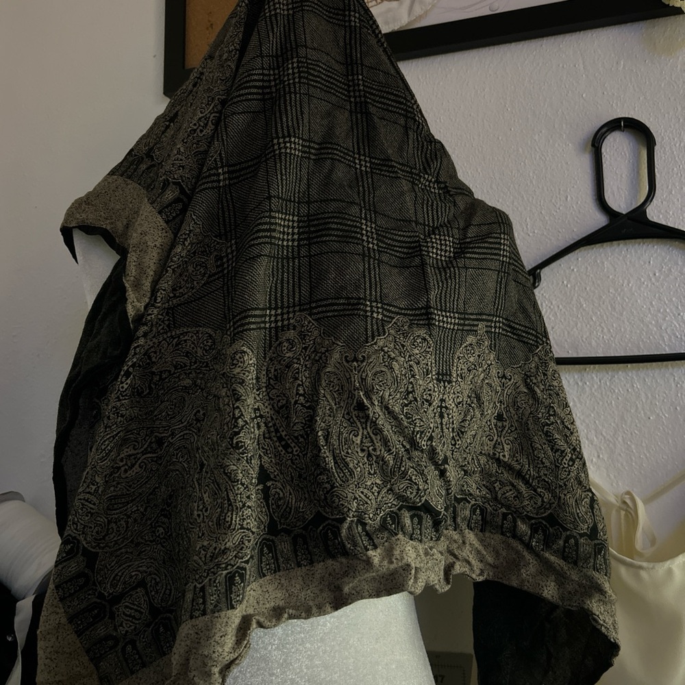 Black and Gray Patterned Scarf